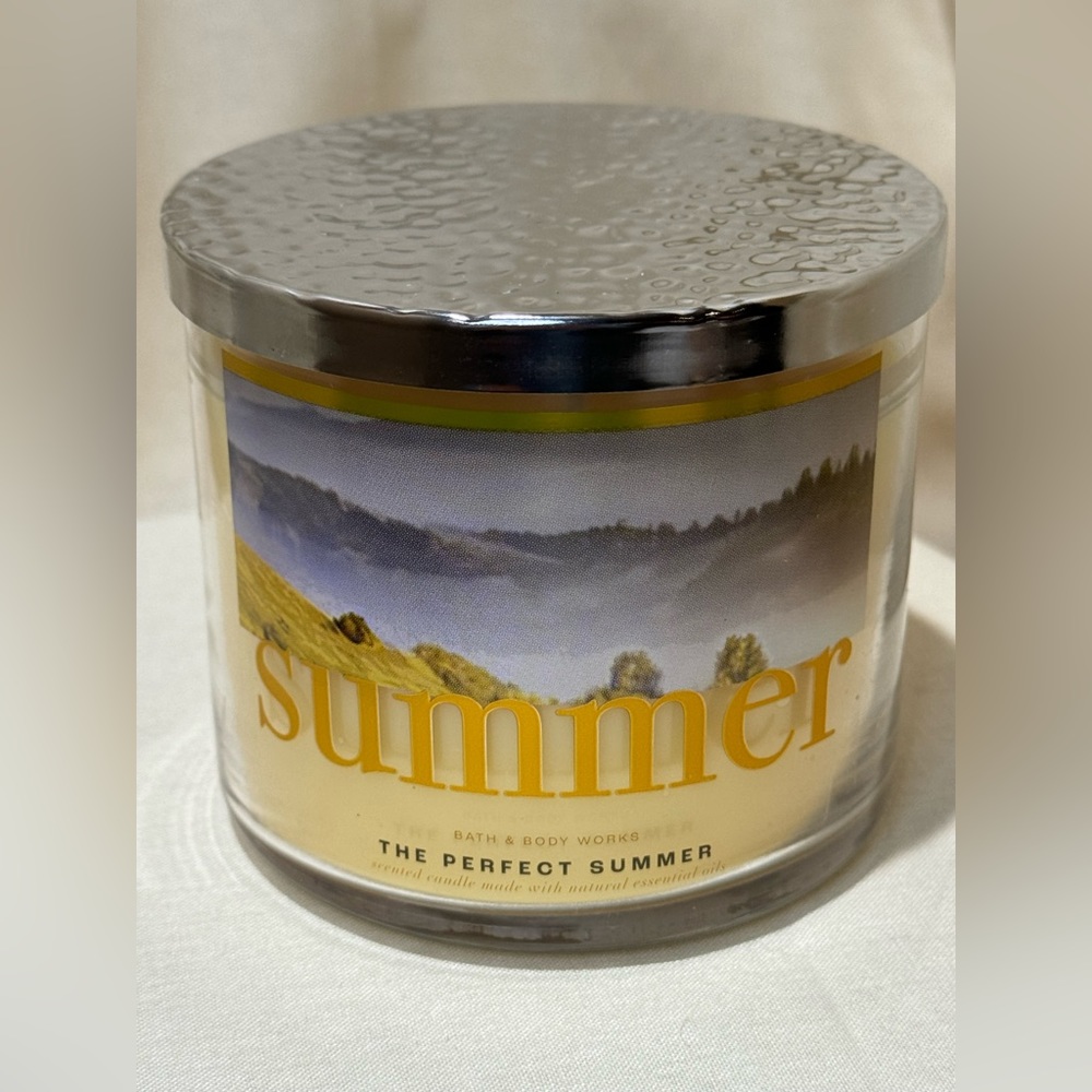 Bath & Body Works SUMMER 3 Wick Candle - NWT